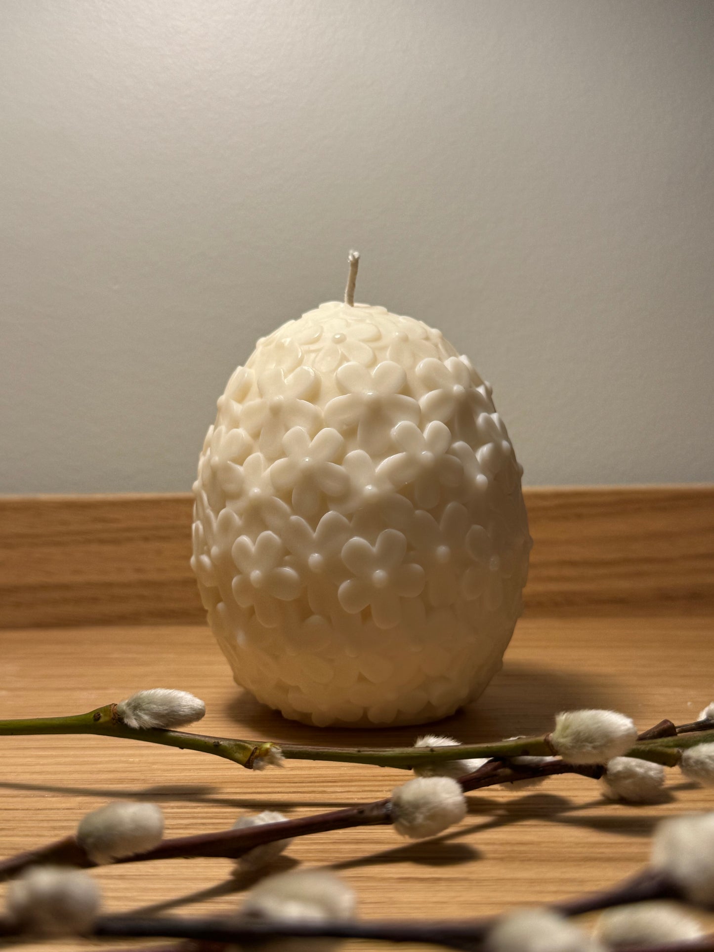 Floral easter egg candle - white