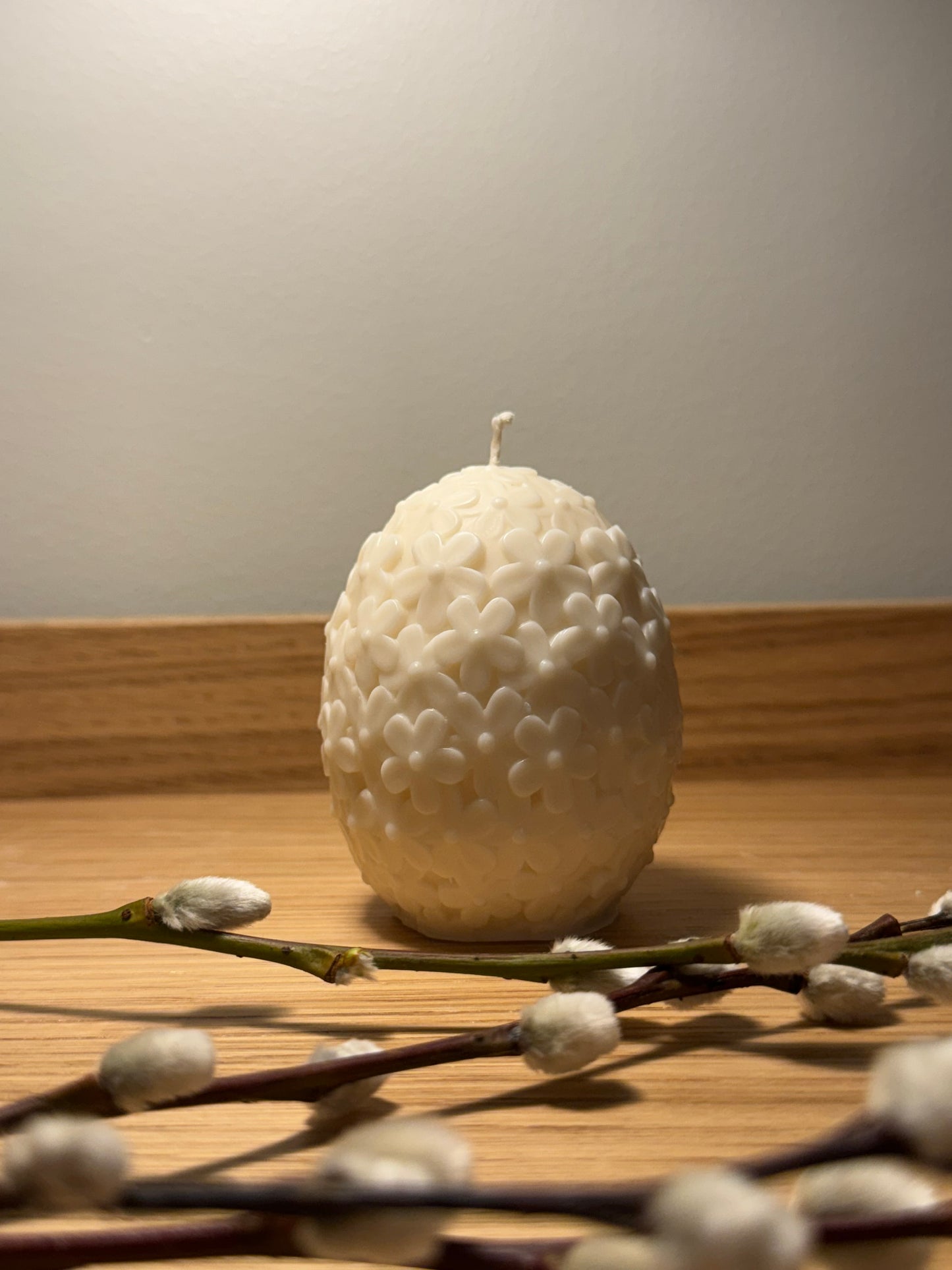 Floral easter egg candle - white